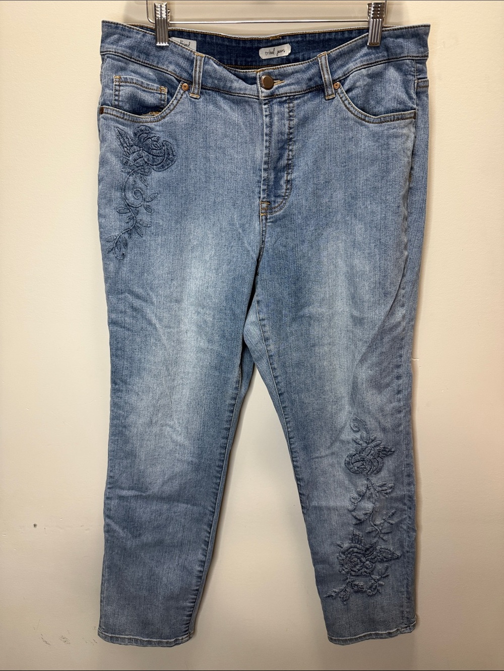 Tribal Light Blue Embroidered Rose Cropped Ankle Jeans Size W36, L38, I27.5